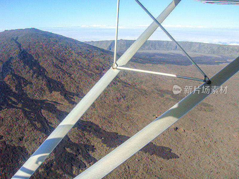 乌尔姆航班在留尼汪岛上空。火山Piton de la Fournaise的观点。